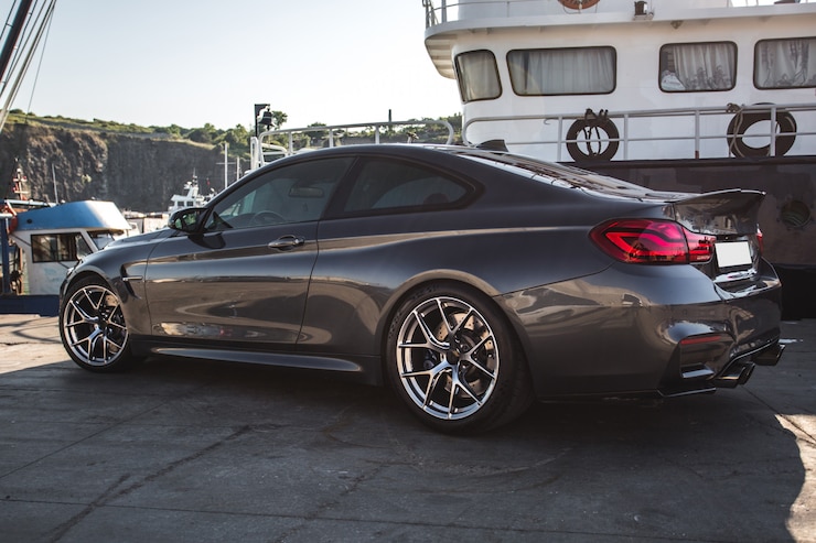 Foto grátis carro esporte de luxo prata no porto.