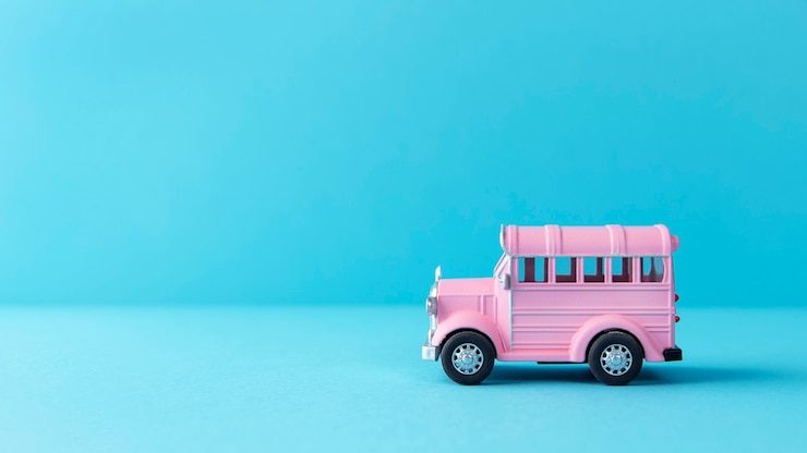 Foto grátis carro rosa de páscoa, natureza morta.