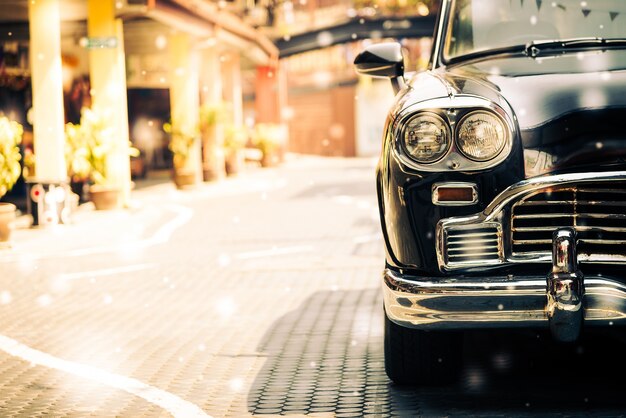 Carro velho em uma rua de paralelepípedos