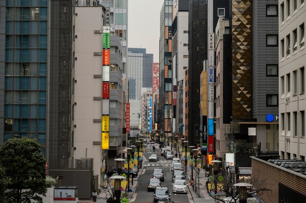 Carros dirigindo na rua do Japão