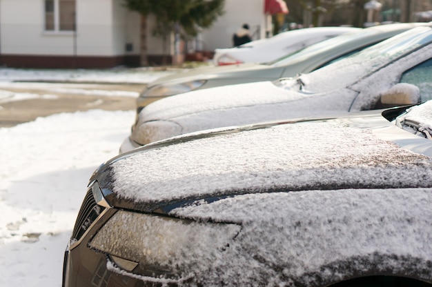 Carros estacionados em um dia de neve.