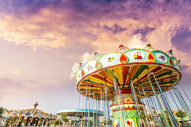 Carrossel. Cavalos em um Carnival Merry Go Round.