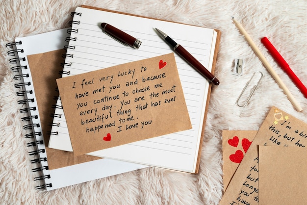 Carta de amor com coleção de artigos de escritório românticos