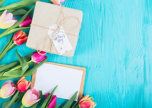 Carta e caixa de presente com tulipas