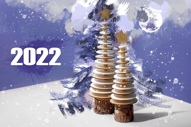 Cartão de ano novo 2022 com decoração moderna de natal, pinheiros de madeira e elementos criativos em aquarela sobre a cor very peri do ano.