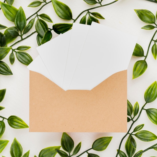 Cartão de casamento no envelope nas folhas