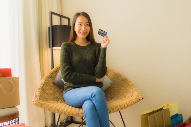 Cartão de crédito de belas jovens asiáticas retrato para compras on-line