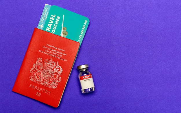 Cartão de embarque de voo, passaporte vermelho, visa ao lado do vidro de vacina covid-19 recomendado pelo mundo para viajantes globais e estrangeiros para se qualificarem como permissão de prevenção de surto de doenças a bordo.