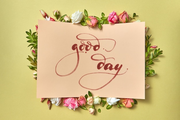 Cartão de felicitações de papel com moldura de flores e texto