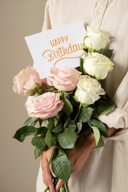 Cartão de feliz aniversário com arranjo de flores