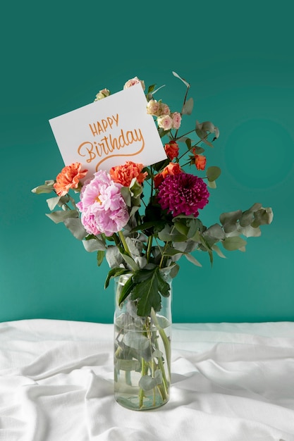 Foto grátis cartão de feliz aniversário com sortimento de flores