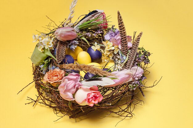 Cartão de Páscoa Ovos de Páscoa pintados no ninho amarelo