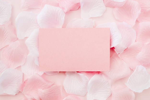 Cartão de saudação em pétalas de rosa brancas e rosa