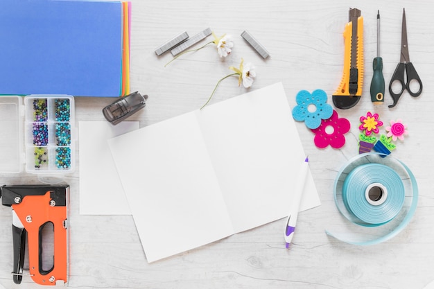 Cartão de scrapbook em branco com elementos de caneta e artesanato