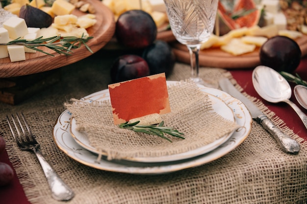 Cartão de visita no prato durante a mesa de natal