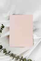 Foto grátis cartão de visita rosa em fundo de têxteis