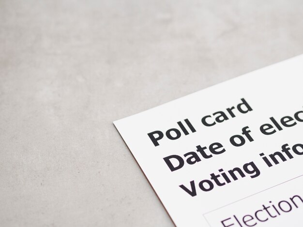 Cartão de votação de alto ângulo preto e branco