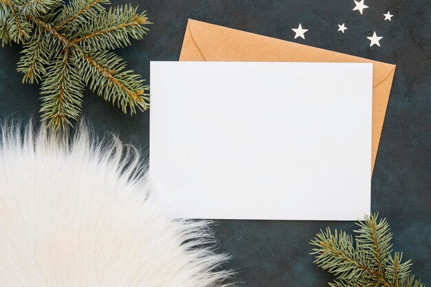 Cartão e envelope ao lado de agulhas de pinheiro