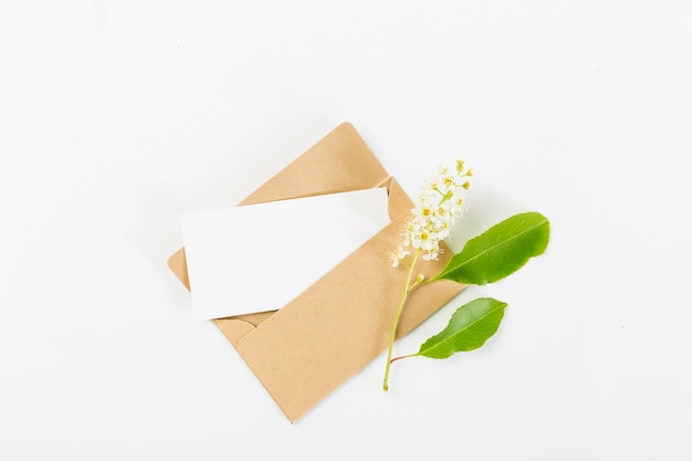 Cartão em branco com flores da primavera