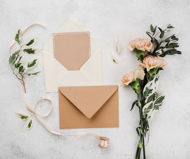 Cartões de convite de casamento com flores