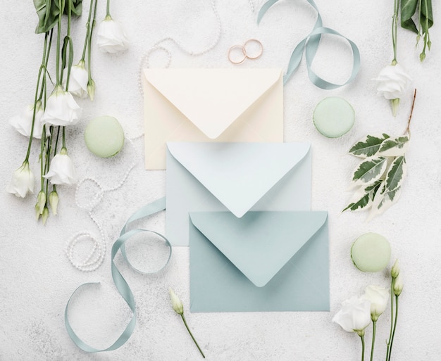 Cartões de convite de casamento em envelopes