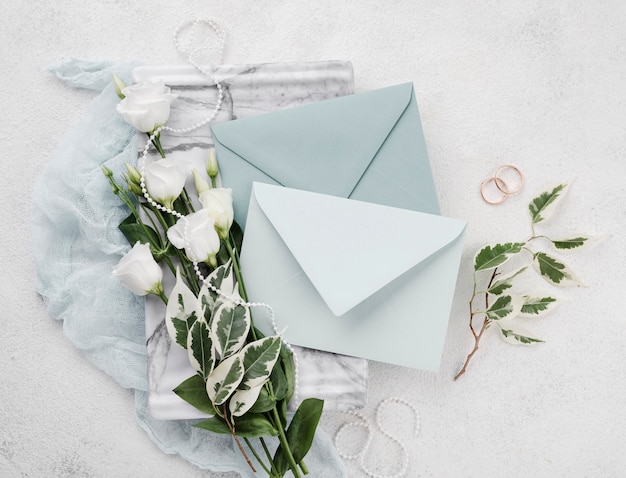 Cartões de convite de casamento vista superior em cima da mesa