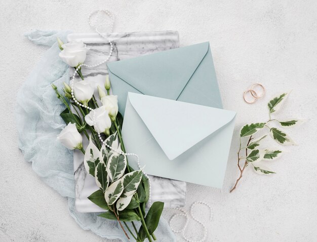 Cartões de convite de casamento vista superior em cima da mesa