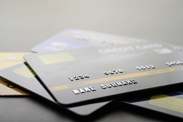 Cartões de crédito empilhados no chão
