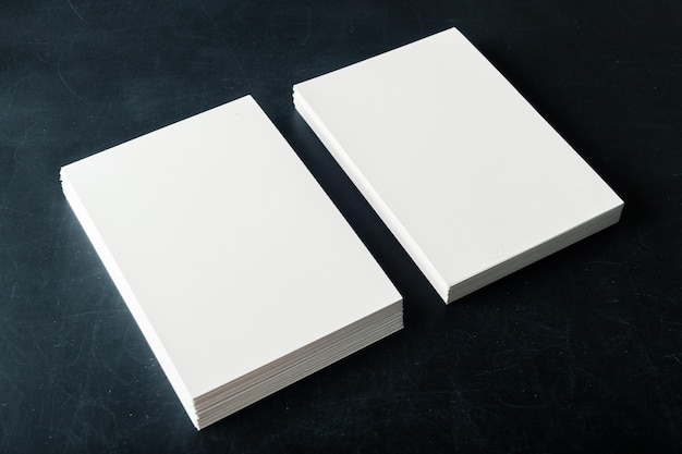 Cartões de visita em branco de papel com verso na pilha