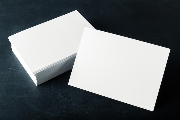 Cartões de visita em branco de papel com verso na pilha