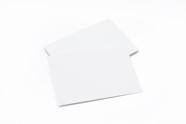 Foto grátis cartões de visita em branco isolados no branco