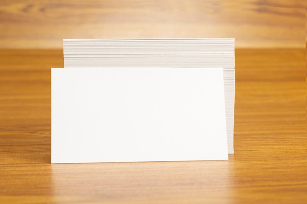 Foto grátis cartões de visita em branco trancados na pilha tamanho de 3,5 x 2 polegadas