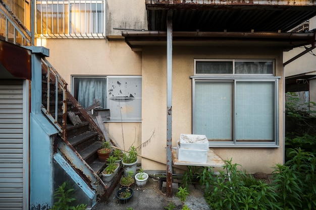 Casa abandonada com escadas enferrujadas