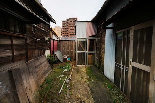 Casa abandonada com madeira podre