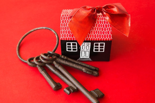 Foto grátis casa da caixa com arco perto velho monte de chaves