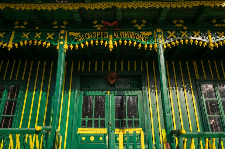 Foto grátis casa de madeira velha em uma vila