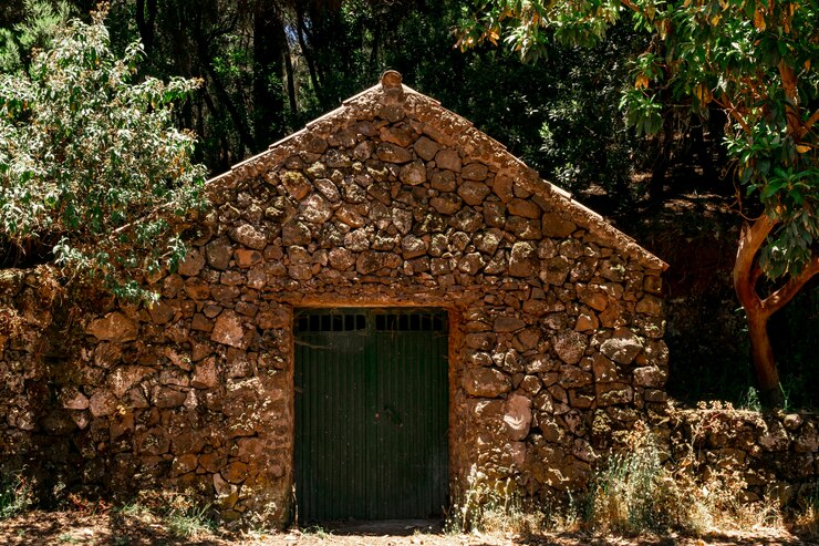 Foto grátis casa de pedra solitária com árvores