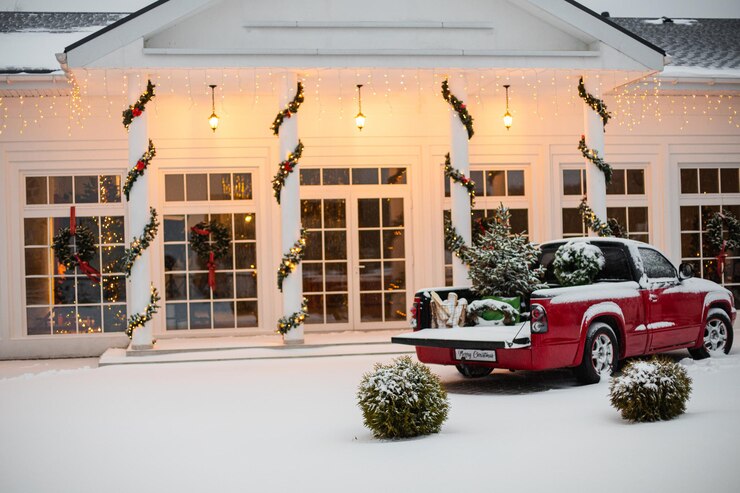 Foto grátis casa decorada para o natal com carro vermelho