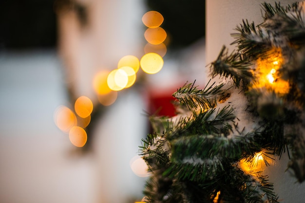 Foto grátis casa decorada para o natal com carro vermelho