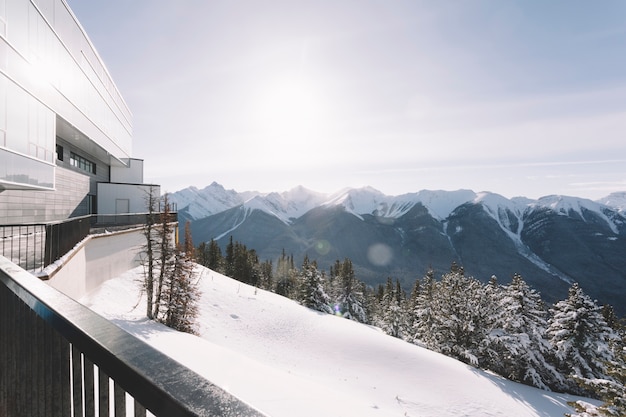 Foto grátis casa em montanhas nevadas