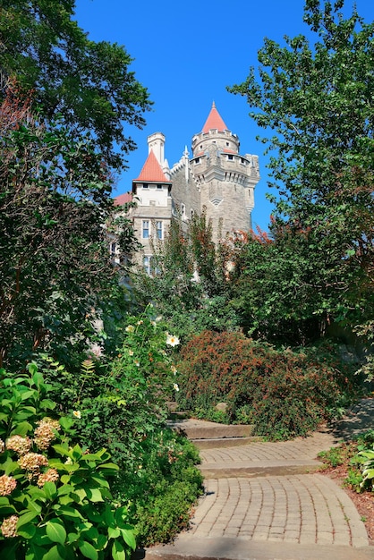 Foto grátis casa loma em toronto com céu azul