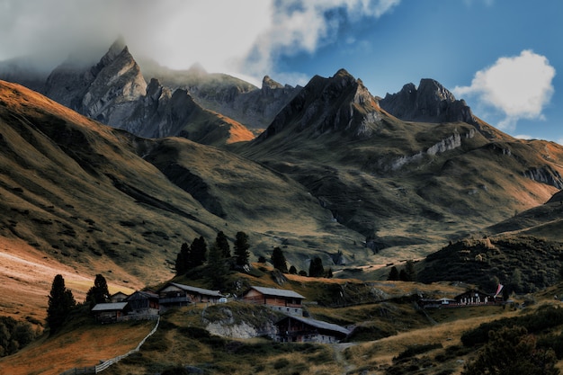 Casa marrom no meio das montanhas