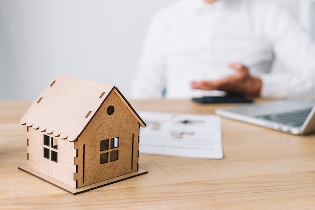 Casa na mesa do agente imobiliário