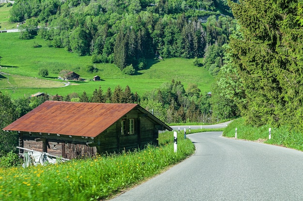 Casa próxima à estrada na região de Le Sepey, nos Alpes suíços, na Suíça