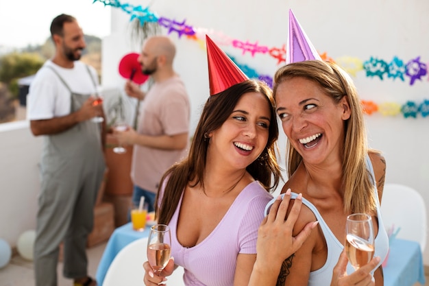 Foto grátis casais queer de estilo de vida comemorando aniversário