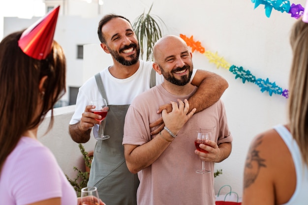 Casais queer de estilo de vida comemorando aniversário