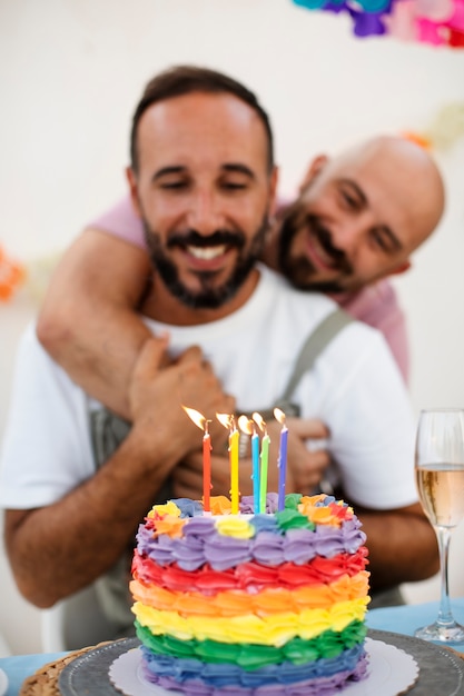 Casais queer de estilo de vida comemorando aniversário