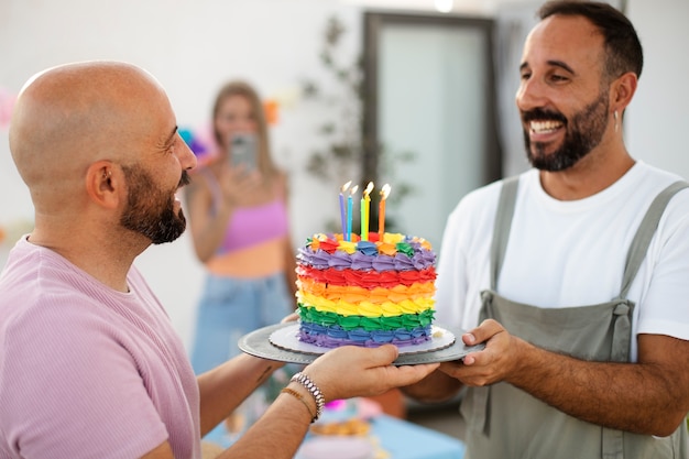 Casais queer de estilo de vida comemorando aniversário