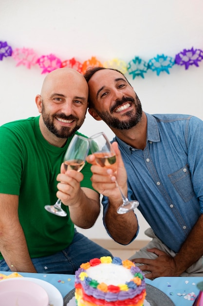 Casais queer de estilo de vida comemorando aniversário