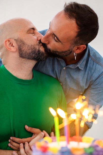 Casais queer de estilo de vida comemorando aniversário